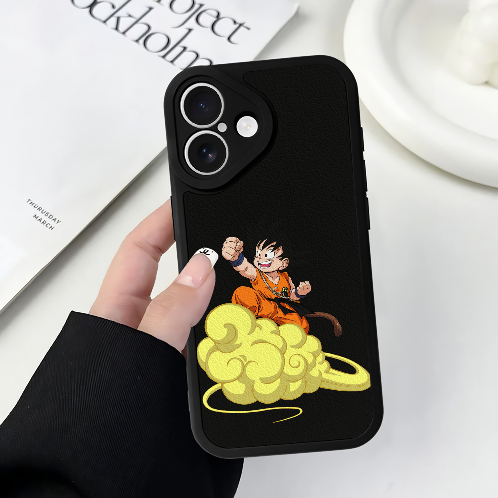 （画像用） ドラゴンボール 孫悟空（そん ごくう）Son Goku カカロット DRAGON BALL Kakarotto 【iPhone 16シリーズ対応】シリコンスマホケース（レザー調） 材質：シリコン